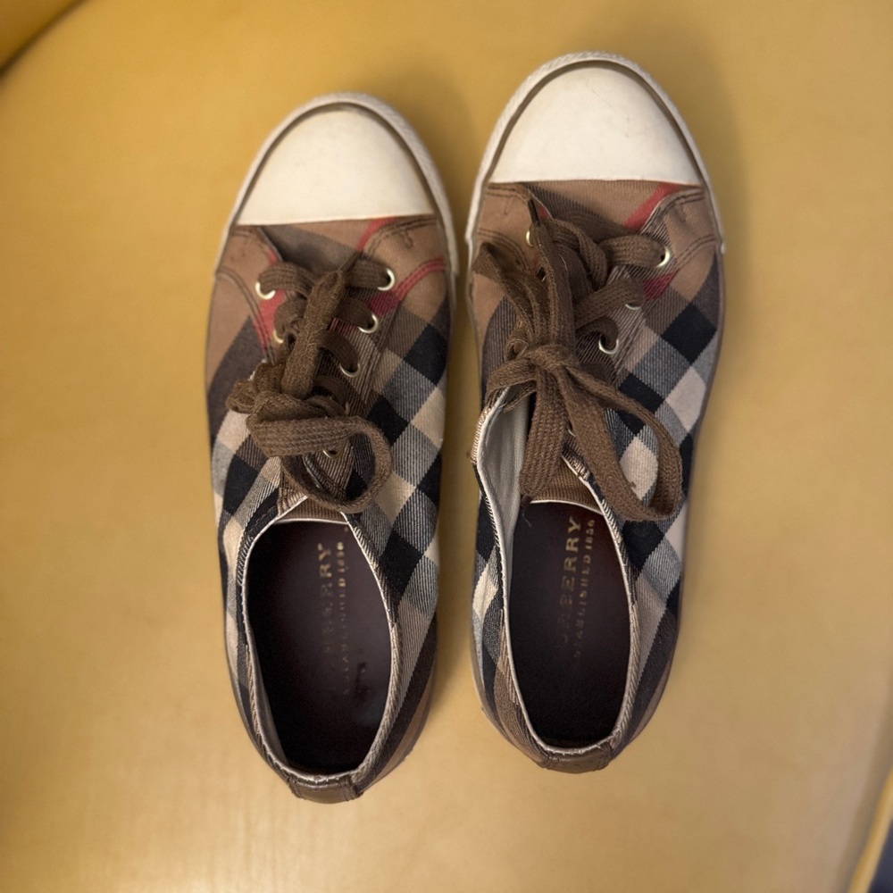 ✨ Burberry Check Canvas Sneakers Size 40 (US 9–9.5) Classic Designer Style 💕👜